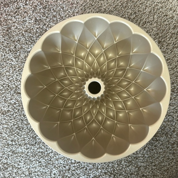NWT Williams Sonoma Bundt cake pan - Picture 1 of 3